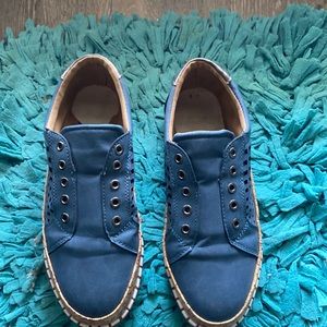 Women’s casual shoes in size 9